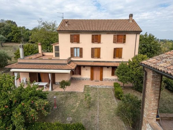 casa indipendente in vendita ad Alta Val Tidone in zona Nibbiano