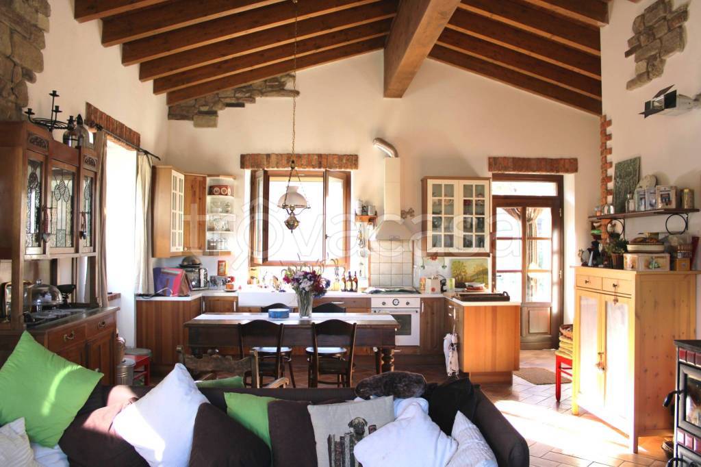 casa indipendente in vendita ad Alta Val Tidone in zona Trebecco