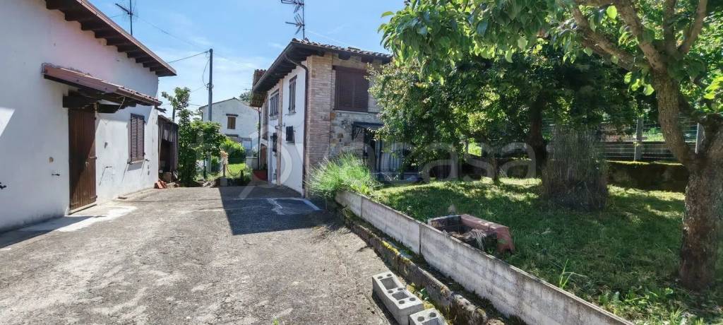 casa indipendente in vendita ad Alta Val Tidone in zona Tassara