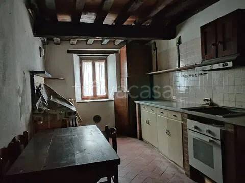 casa indipendente in vendita ad Alta Val Tidone in zona Caminata