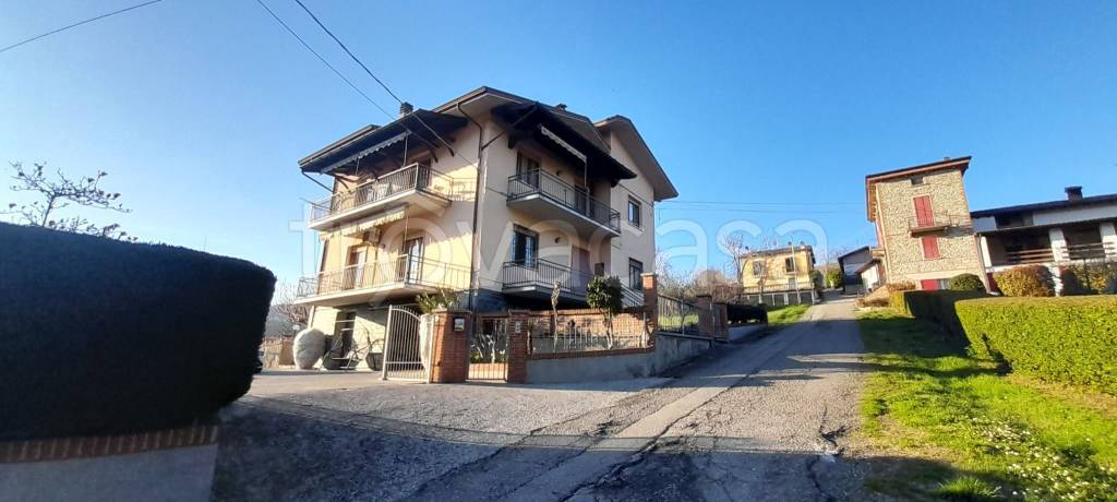 casa indipendente in vendita ad Alta Val Tidone in zona Trevozzo