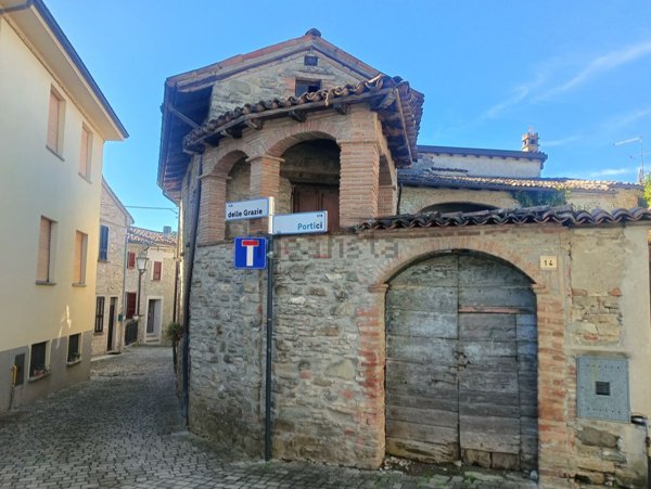 casa indipendente in vendita ad Alta Val Tidone in zona Caminata