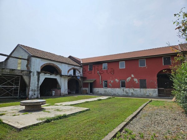 esavano in vendita a Lamporo