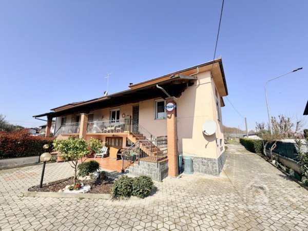 casa indipendente in vendita a Lamporo