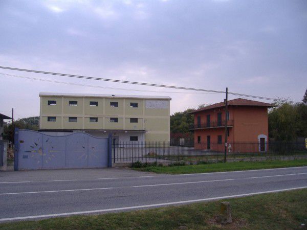 locale commerciale in vendita a Lenta