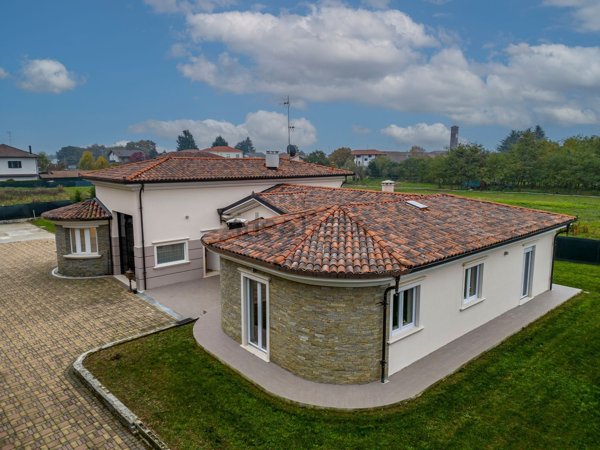 casa indipendente in vendita a Lenta
