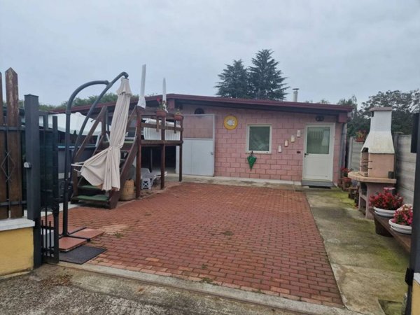 intera palazzina in vendita a Lenta