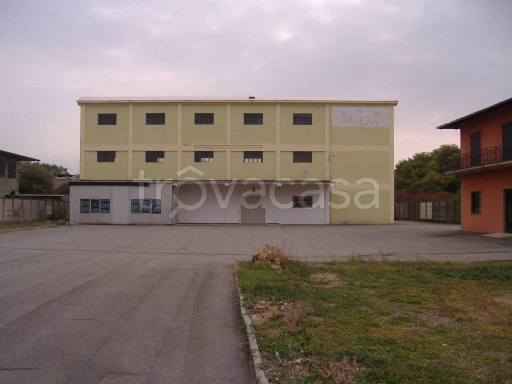 locale commerciale in vendita a Lenta