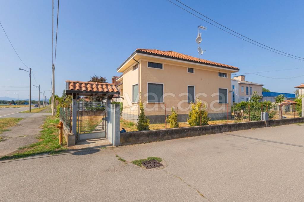 casa indipendente in vendita a Lenta