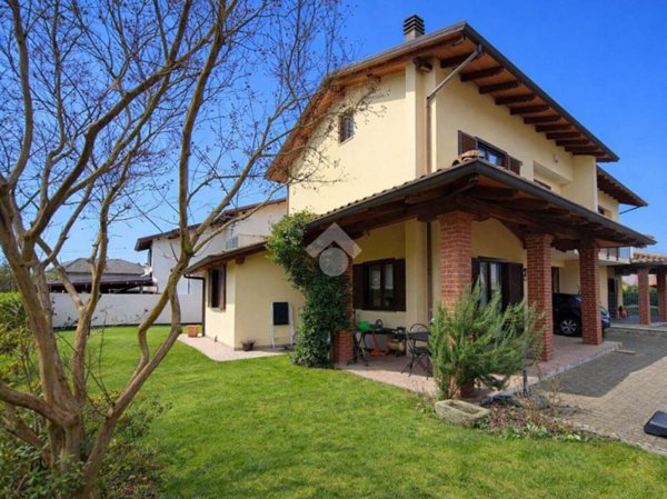 casa indipendente in vendita a Lozzolo