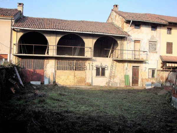trivano in vendita a Motta de' Conti