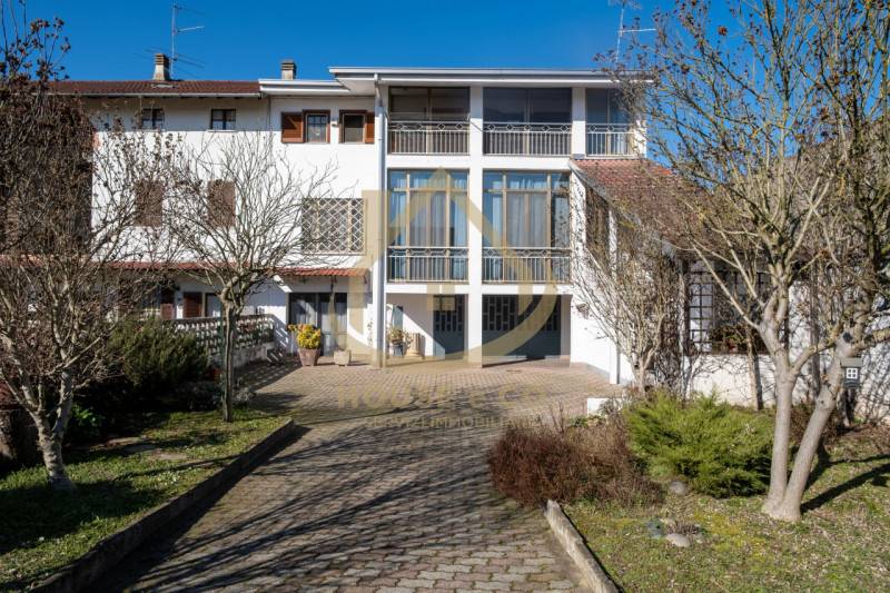 casa indipendente in vendita a Palazzolo Vercellese
