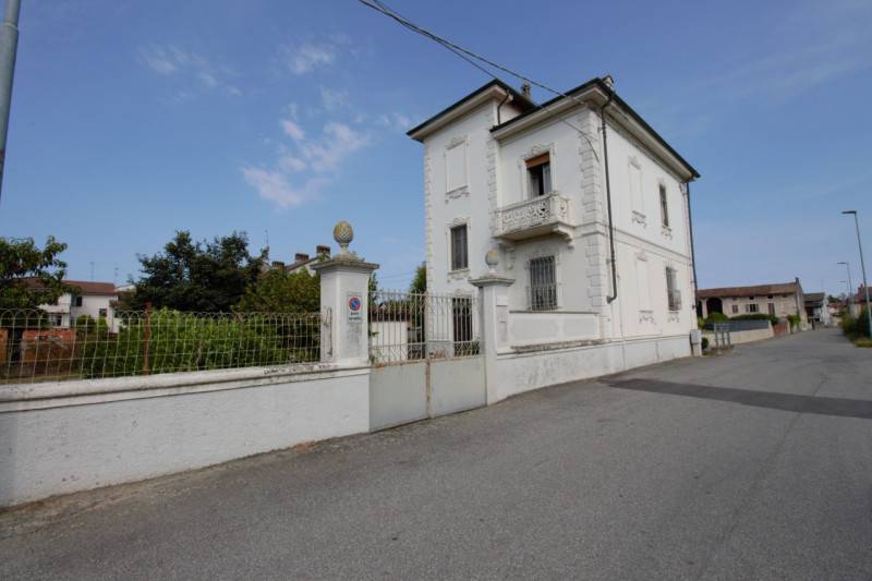 casa indipendente in vendita a Palazzolo Vercellese