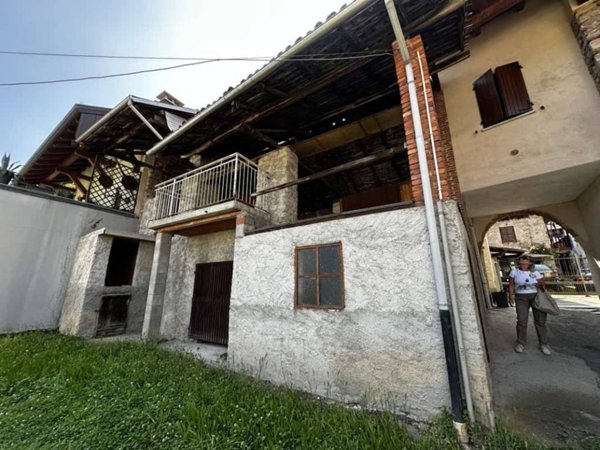 casa indipendente in vendita a Quarona in zona Doccio