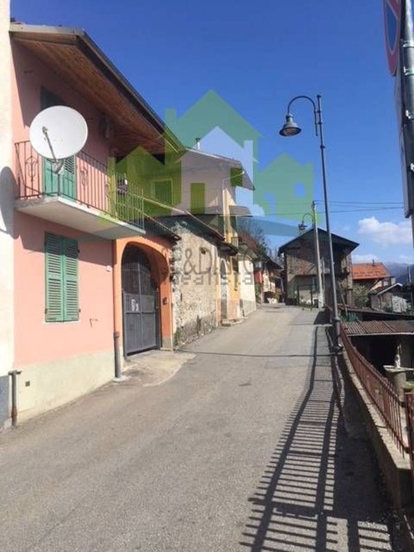 casa semindipendente in vendita a Quarona in zona Doccio