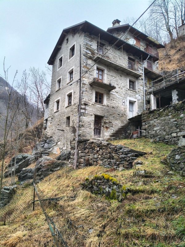 casa indipendente in vendita a Rimella