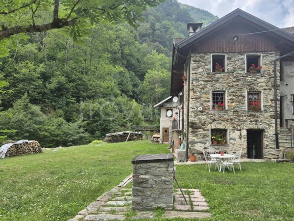 casa indipendente in vendita a Rimella