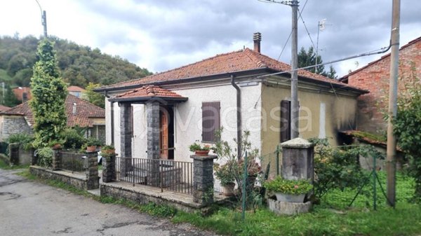 casa indipendente in vendita ad Albareto in zona Folta