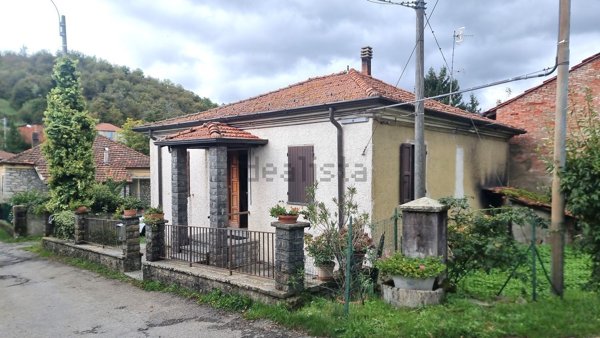 casa indipendente in vendita ad Albareto in zona Folta