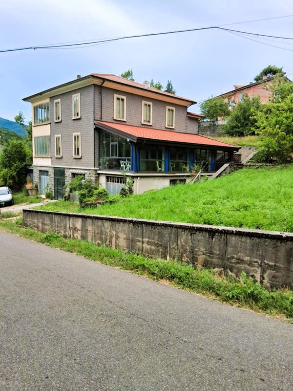 casa indipendente in vendita ad Albareto in zona Montegroppo