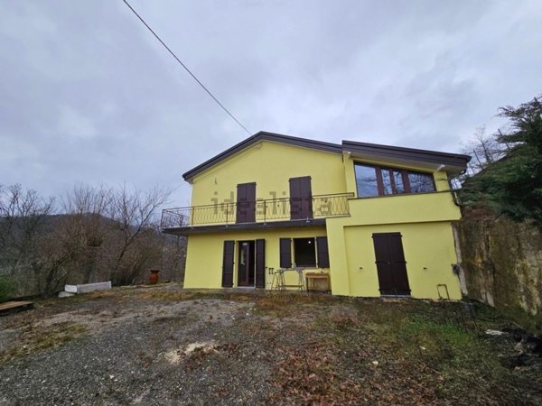 casa indipendente in vendita ad Albareto in zona Gotra