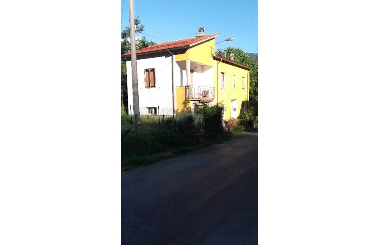 appartamento in vendita ad Albareto in zona Montegroppo