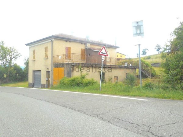 casa indipendente in vendita ad Albareto in zona Le Moie