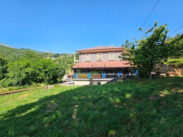 casa indipendente in vendita ad Albareto in zona Boschetto