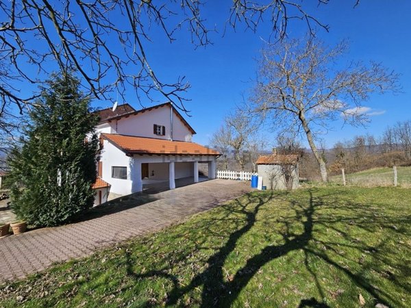 casa indipendente in vendita ad Albareto in zona Gotra