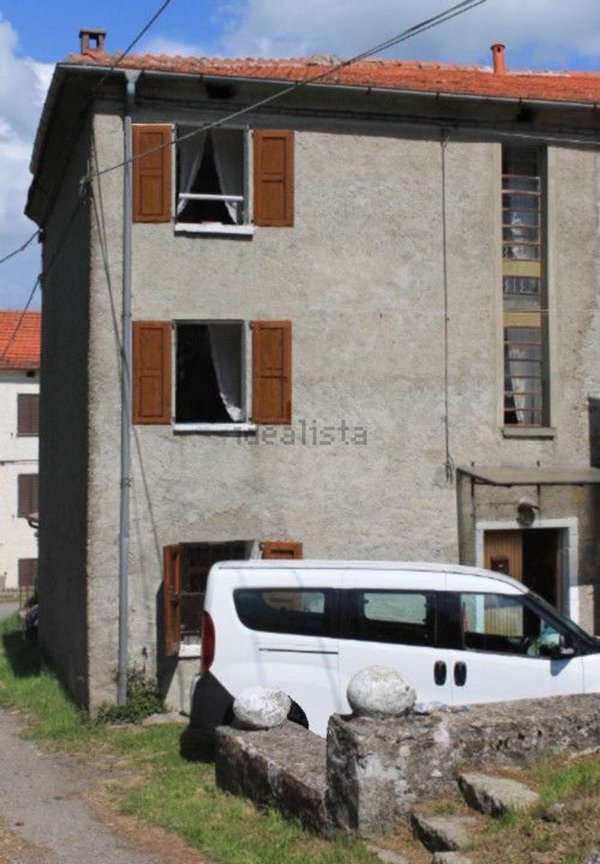 casa indipendente in vendita ad Albareto in zona Le Moie