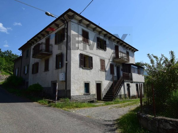 casa indipendente in vendita ad Albareto in zona Boschetto