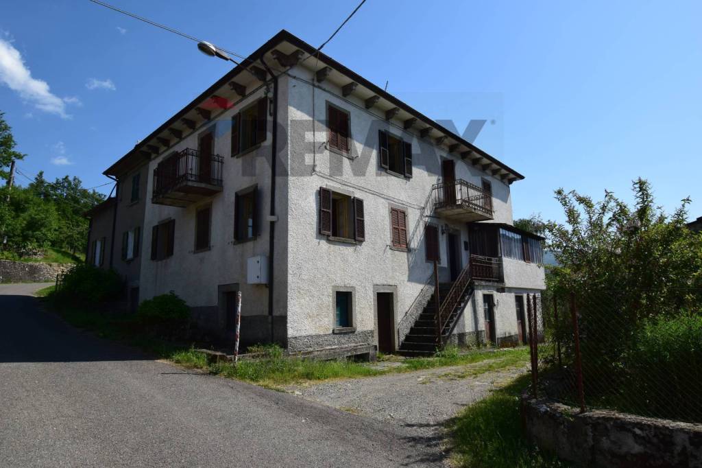 casa indipendente in vendita ad Albareto in zona Boschetto