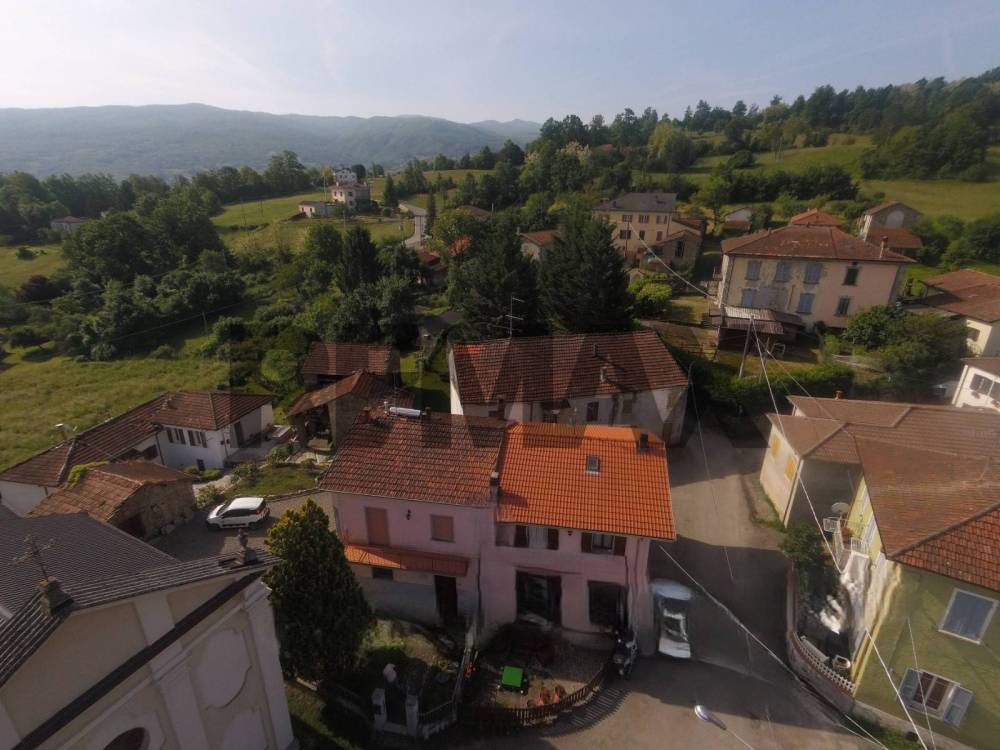 casa indipendente in vendita ad Albareto in zona Campi