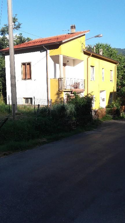 appartamento in vendita ad Albareto in zona Montegroppo
