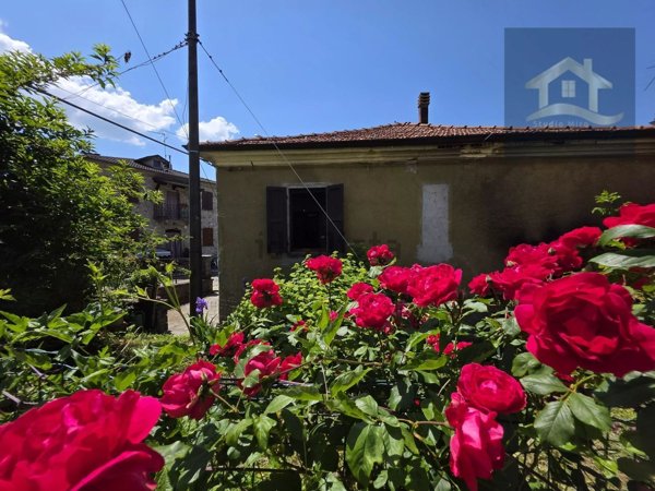 casa indipendente in vendita ad Albareto in zona Folta