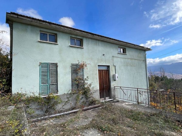 casa indipendente in vendita a Bardi