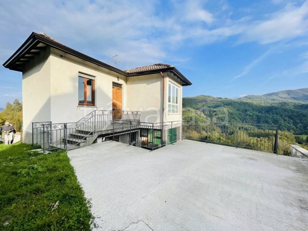 casa indipendente in vendita a Bardi