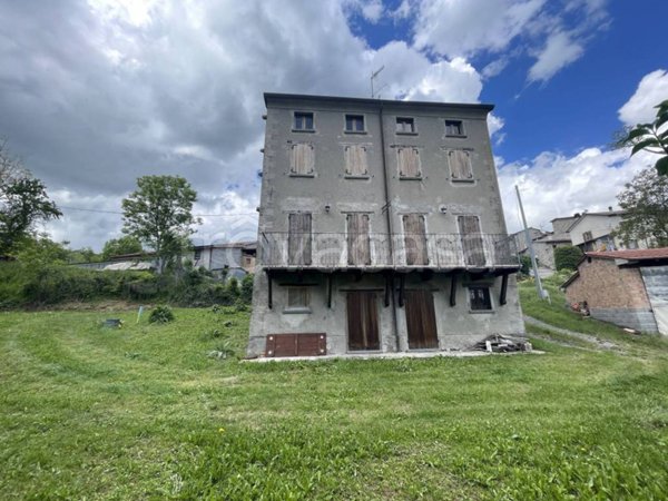 casa indipendente in vendita a Bardi