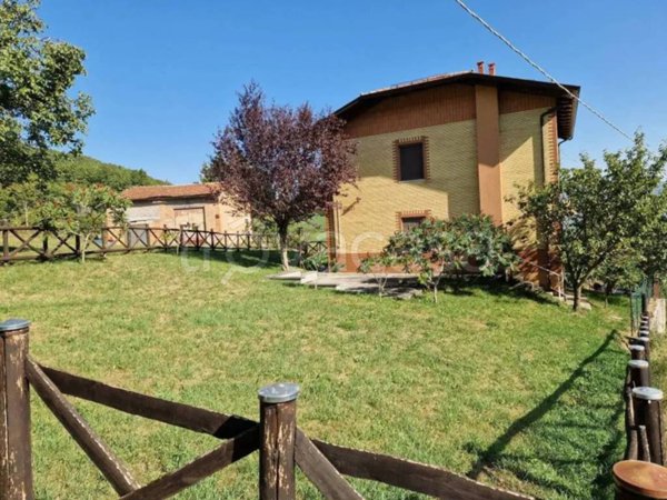 casa indipendente in vendita a Bardi