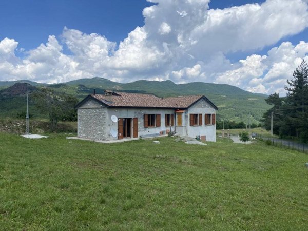 casa indipendente in vendita a Bardi in zona Costa