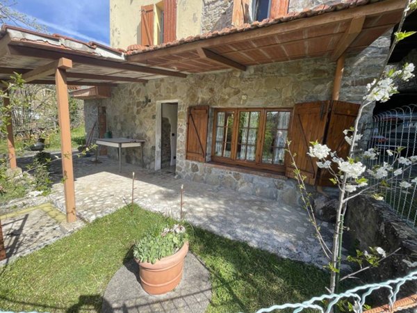 casa indipendente in vendita a Bardi in zona Lezzara