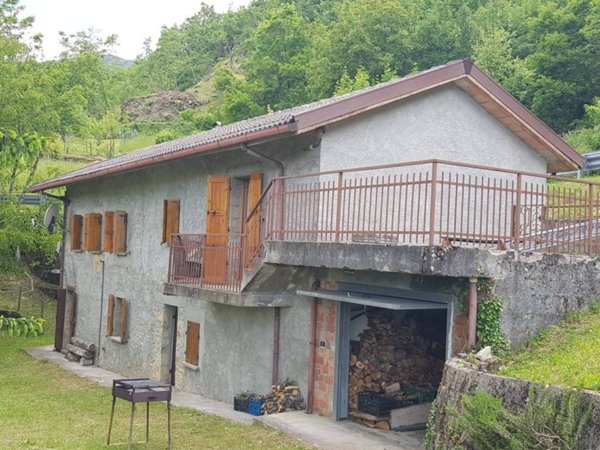 casa indipendente in vendita a Bardi