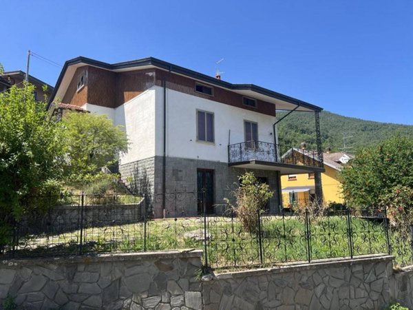 casa indipendente in vendita a Bardi