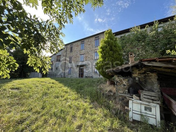 casa indipendente in vendita a Bardi