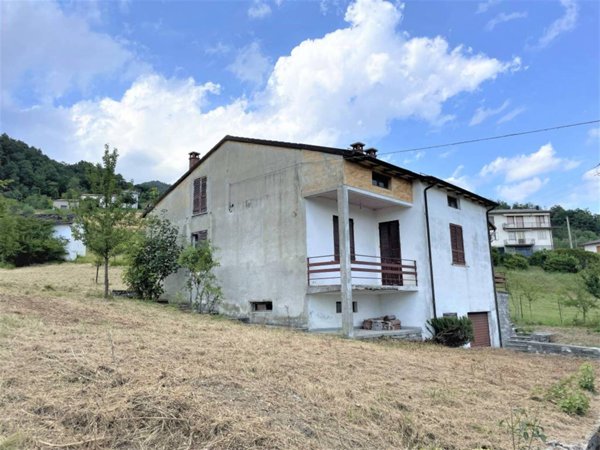 casa indipendente in vendita a Bardi