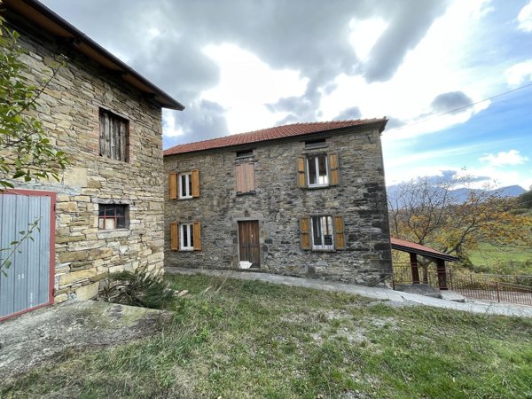 casa indipendente in vendita a Bardi