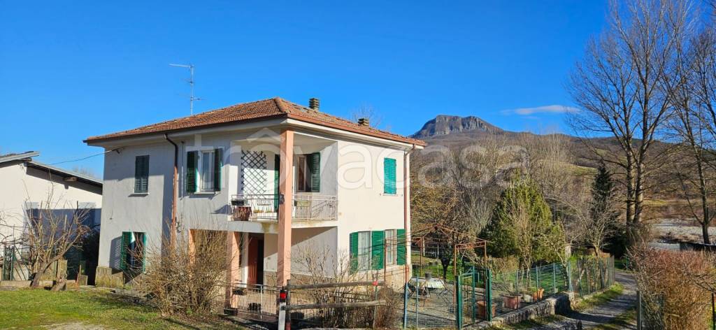 casa indipendente in vendita a Bardi in zona Faccini