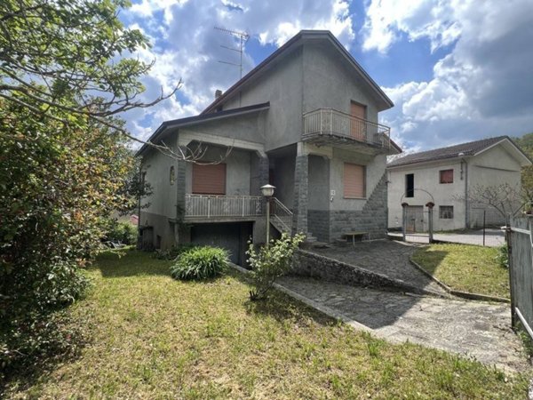 casa indipendente in vendita a Bardi