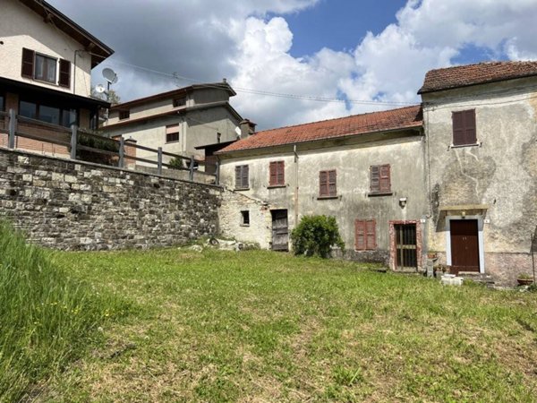 casa indipendente in vendita a Bardi