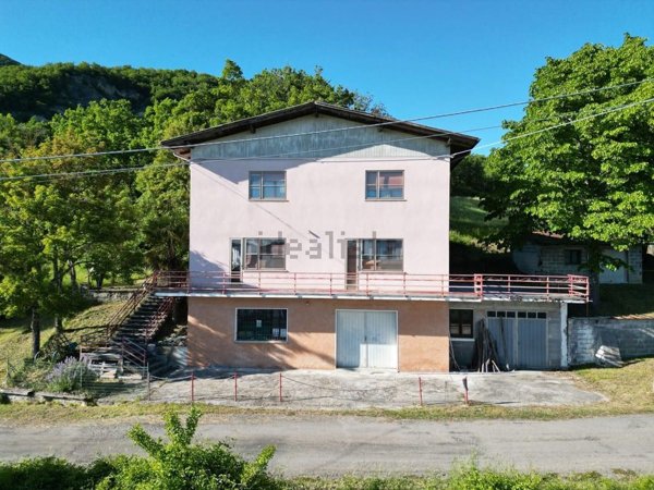 casa indipendente in vendita a Bardi in zona Cogno Grezzo